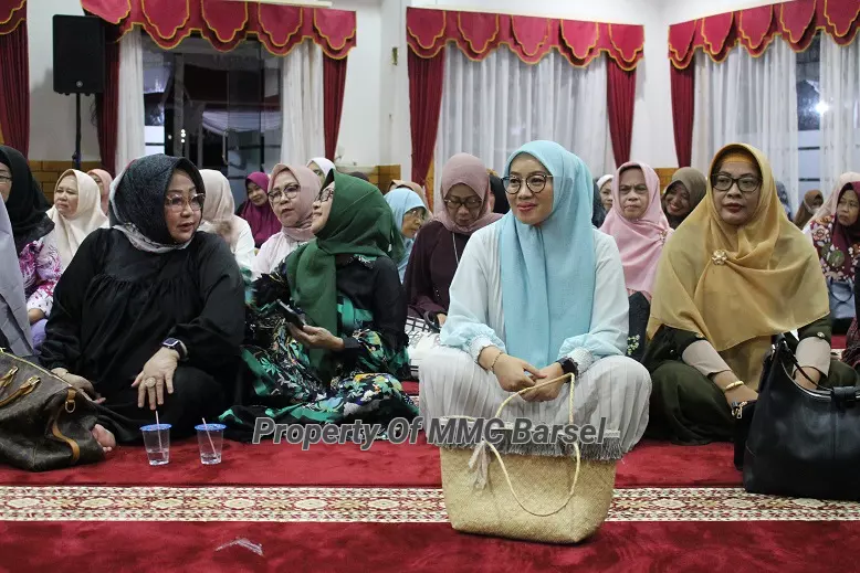 Ketua TP-PKK Kab. Barsel Hj. Erna Ardiani saat mendengarkan tausiah yang disampaikan Ustadz HM. Taufan Aulia Akbar.