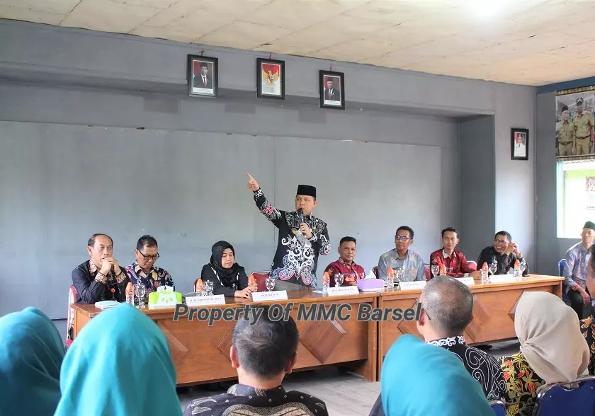 Pj.Bupati Barsel H. Deddy Winarwan menyampaikan upaya pemerintah dlam menurunkan anka stunting kepada warga di Balai Desa Baru (Foto:JN/ELZ4)