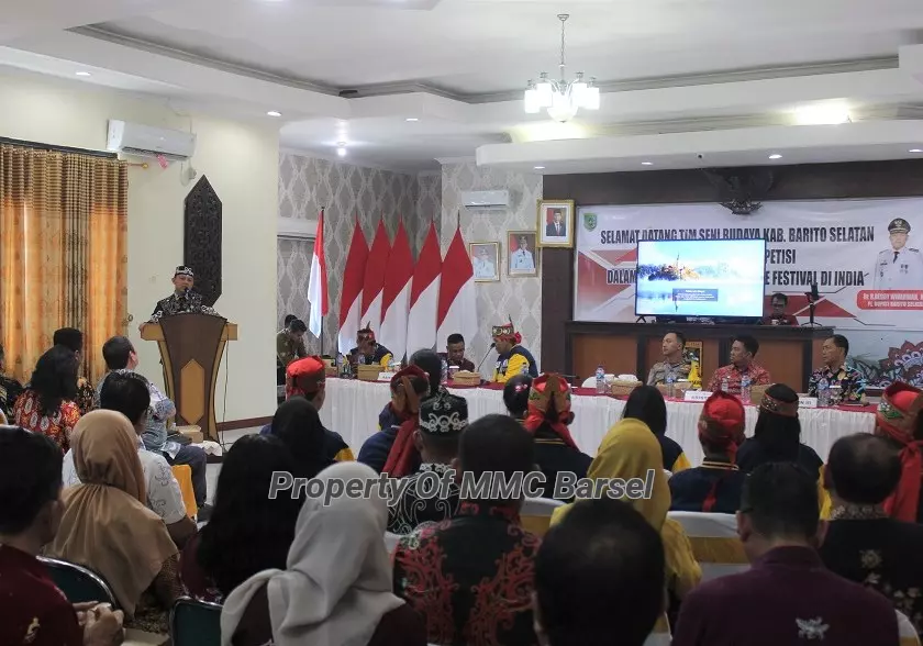 Pj. Bupati Barsel H. Deddy Winarwan menyampaikan sambutan pada acara Penyambutan Tim Seni Budaya Barito Selatan di Aula Setda Kab. Barsel (Foto:ELZ4/JN)