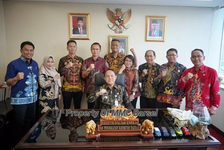 Pj. Bupati Barsel H. Deddy Winarwan yang juga merupakan Direktur Evaluasi Kinerja dan Peningkatan Kapasitas Daerah Kemendagri foto bersama dengan Kepala Perangkat Daerah di ruang kerjanya (Foto:Dok)