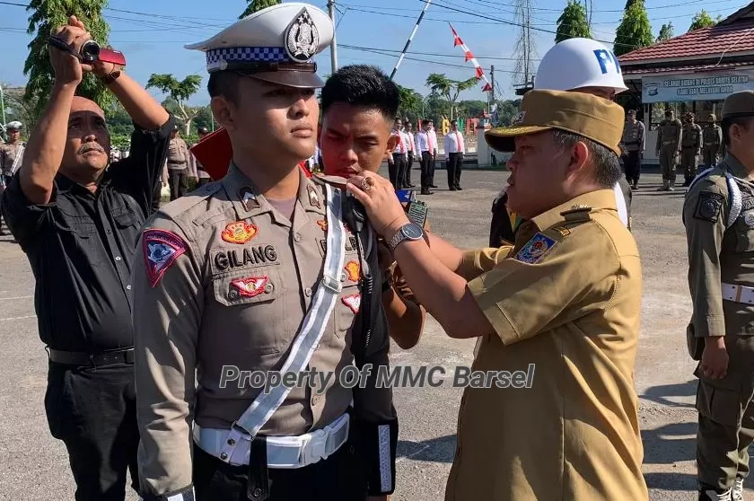 Penjabat Bupati Barito Selatan menyematkan Pita secara simbolis sebagai tanda dimulainya operasi Patuh Telabang Tahun 2023