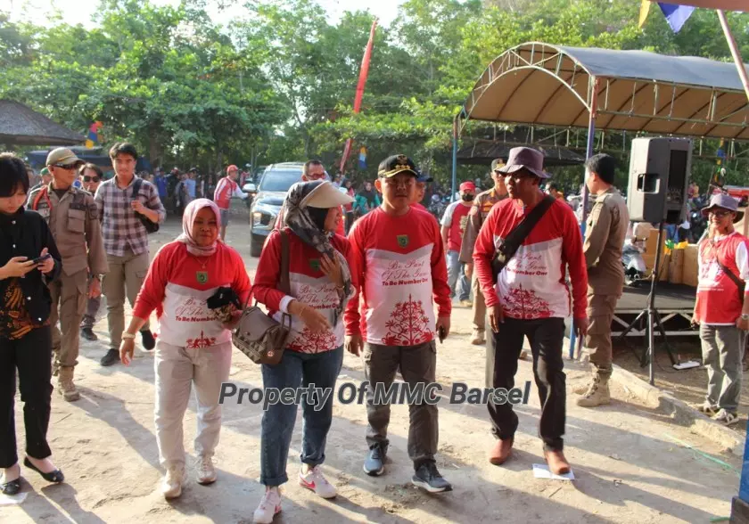 Pj.Bupati Barsel H. Deddy Winarwan dan Ketua TP.PKK Kab.Barsel Hj. Erna Ardiani didampingi Ketua Panita Akhmad Akmal Husein saat tiba di Stadion Danau Sadar (Foto: Dok)