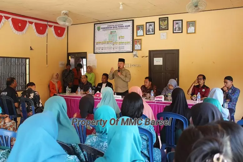 Pj. Bupati memberikan sambutan saat kunjungan ke desa-desa di Kabupaten Barito Selatan