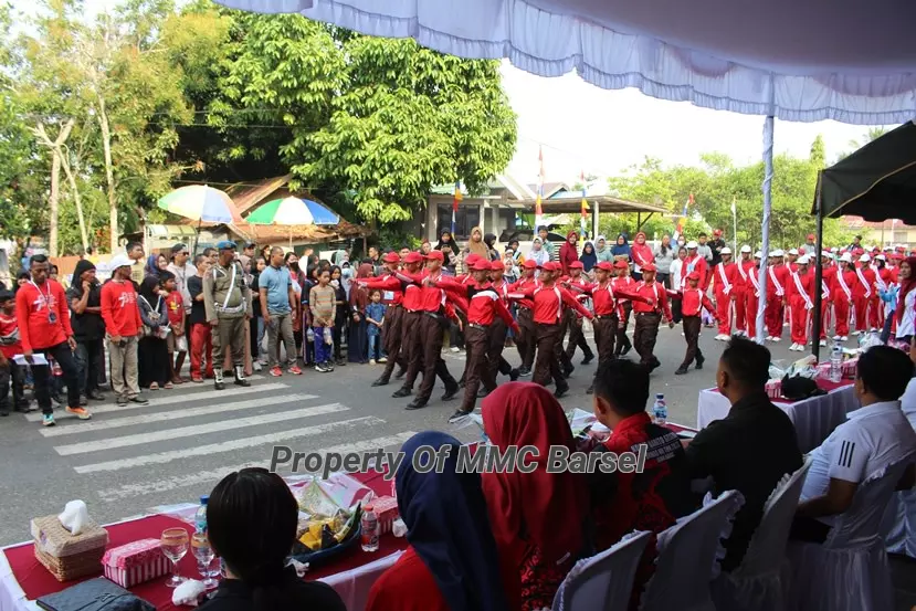 Penjabat Bupati Barito Selatan Menyaksikan Langsung Peserta Gerak Jalan di Halaman Stadion Batuah Buntok