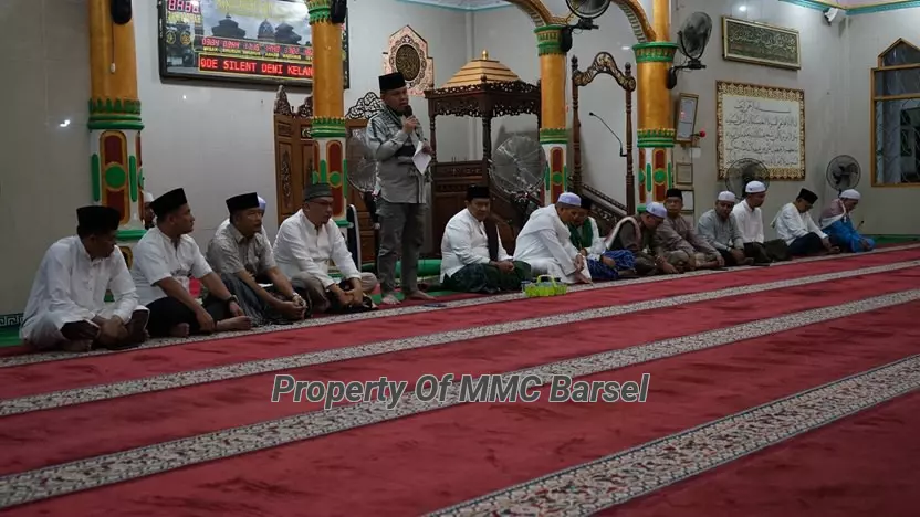 Pj. Bupati Barsel H. Deddy Winarwan saat menyampaikan sambutan usai saat subuh berjama'ah keliling di Masjid Agung Baiturrahman Buntok (Foto:Zal)