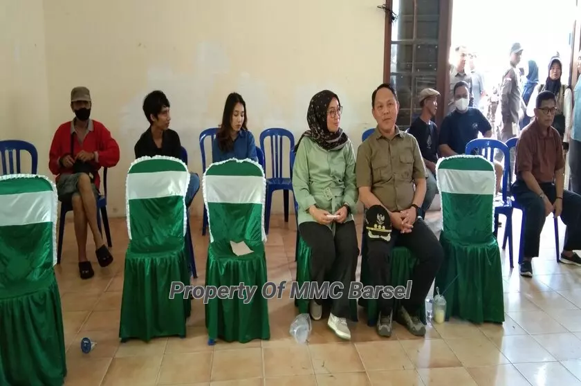 Pj. Bupati Barsel H. Deddy Winarwan dan Isteri Hj. Erna Ardiani Palupi antri Menunggu Giliran Untuk Mengambil Surat Suara (Foto:EN/SNH/JN)