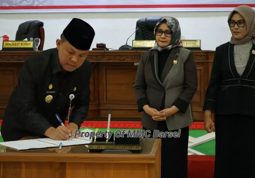 Penjabat Bupati Barito Selatan menandatangai persetujuan bersama atas Ranperda Kab.Barsel tahun Anggaran 2022