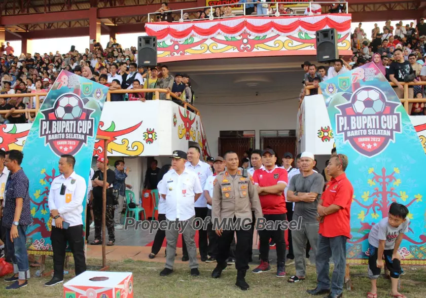 Pj.Bupati Barsel H. Deddy Winarwan sesaat sebelum menutup Turnamen Pj.Bupati Cup 2023 (Foto:Elz4)
