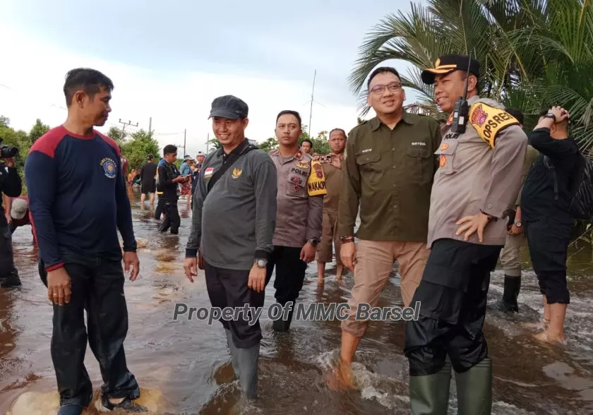 Sekda Kab. Barsel Eddy Purwanto dan Kapolres Barsel AKBP Asep Bangbang Saputra saat berada di Lokasi (Foto:dok)