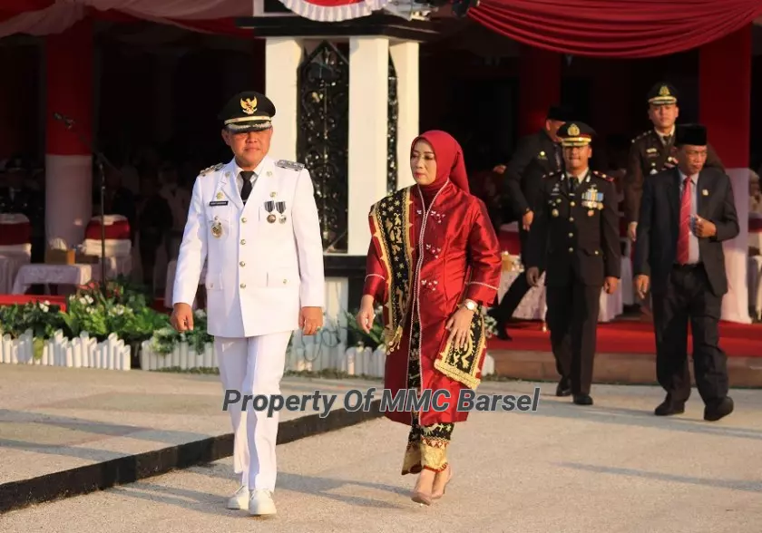 Usai Apel Penurunan Bendera Pj.Bupati Barsel H.Deddy Winarwan beserta Ketua TP.PKK Kab.Barsel Hj.Erna Ardiani menyempatkan diri menemui para tamu undangan dan Paskibraka Kab.Barsel (Foto:R1/JN/Elz4/Dien)