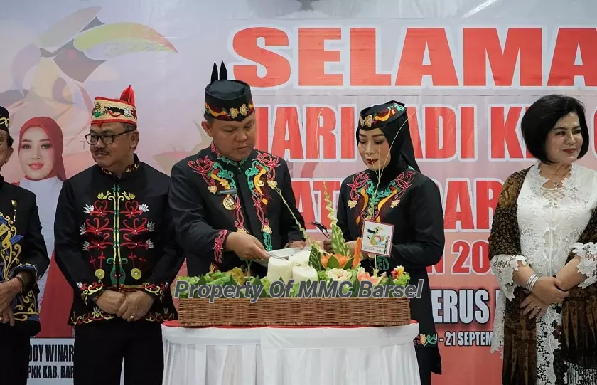 Pj. Bupati Barsel H. Deddy Winarwan dan Ketua TP.PKK KAb. Barsel Hj. Erna Ardiani melakukan potong tumpeng Hari Jadi ke-64 Kab. Barsel (Foto:JN/R1/Dien/3lza)