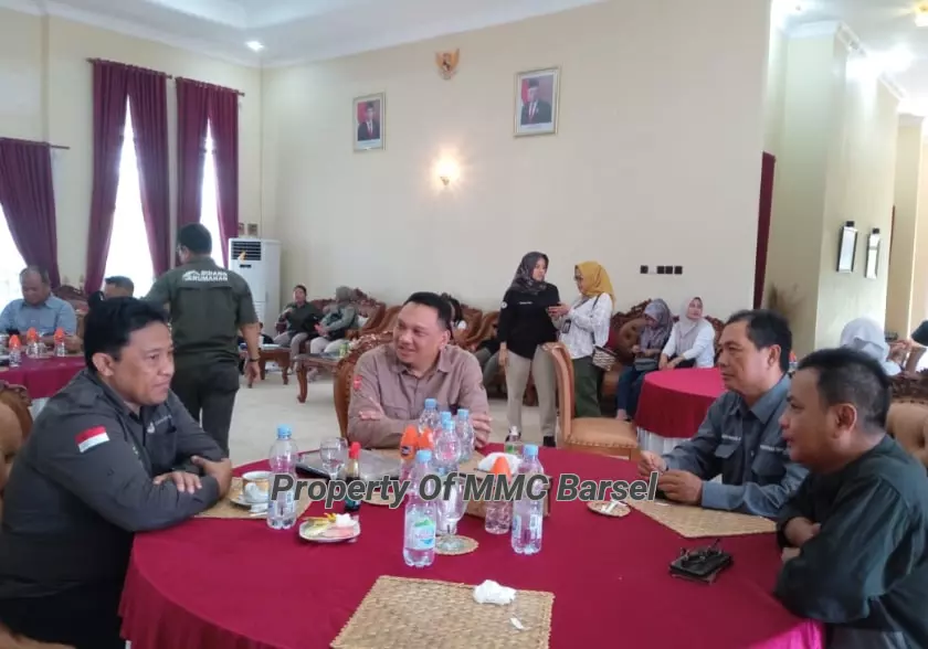Wagub Kelteng H. Edi Pratowo saat berbincang dengan Sekda Kab. Barsel Eddy Purwanto dan Jajaran Pemkab Barsel. (Foto:JN/BUS/SNH/EN)