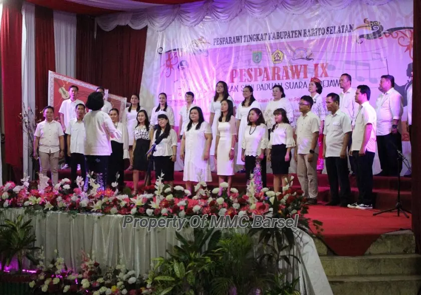 Penampilan Paduan SuaraDewasa Campuran saat pembukaan Pesparawi IX Tingkat Kab. Barsel (Foto:JN/ELS4)