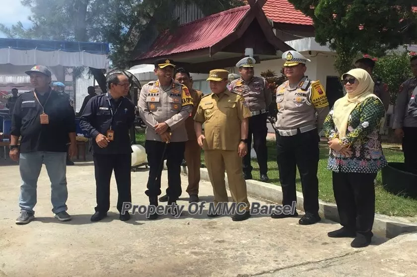 Pj. Bupati Barsel H. Deddy Winarwan bersama Dirlantas Polda Kalteng dan Unsur Forkofimda saat berada dihalaman KPU Kab. Barsel (Foto:DIN/BUS)