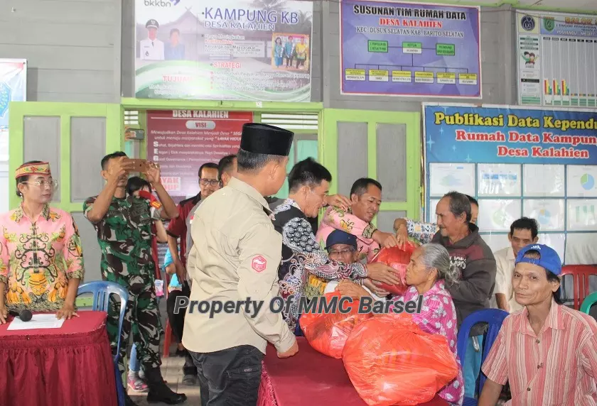 Pj. Bupati menyerahkan bantuan untuk warga Desa yang di kunjungi