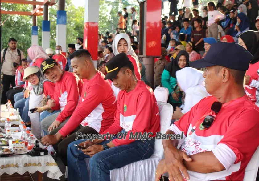 Pj.Bupati Barsel H. Deddy Winarwan dan Ketua TP.PKK Kab.Barsel Hj. Erna Ardiani  saat Pembukaan Kejuaran Balap Ketinting Pj.Bupati Barsel Cup 2023 di Danau Sadar (Foto:Dok) 