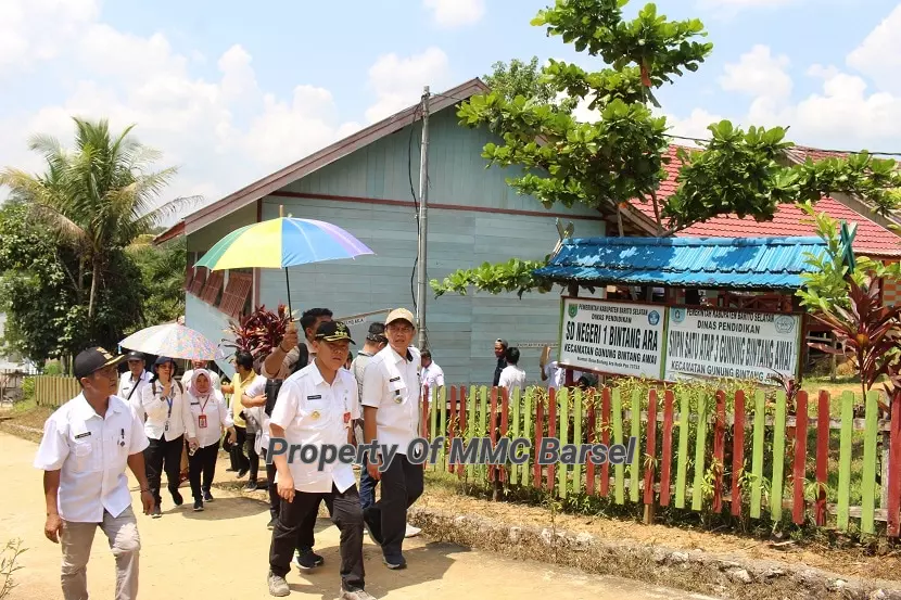 Pj. Bupati Barsel H. Dedy Winarwan tiba di desa Bintang ara Kec. DGunung Bintang Awai (Foto: JN/ELZ4)