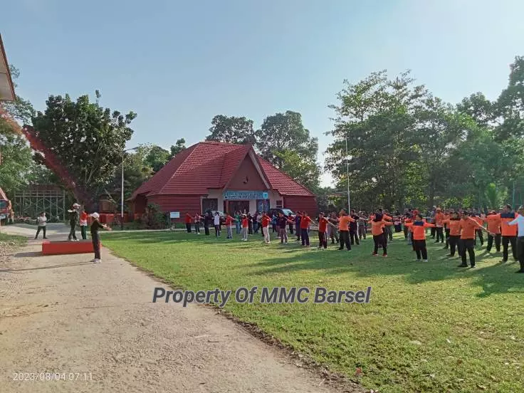 Pegawai Pemkab Barito Selatan nampak antusias dalam mengikuti setiap gerakan senam