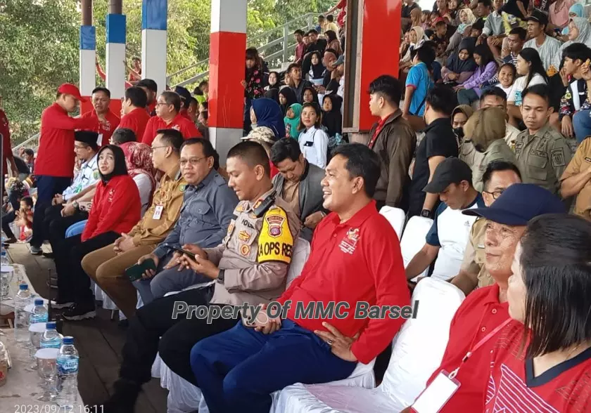 Menyaksikan langsung dari tribun Danau Sadar Lomba Dayung Tradisional Perahu Naga (Foto:HN2R/Dien)
