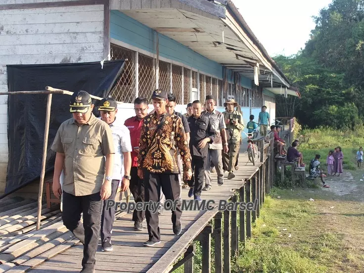 Penjabat (Pj) Bupati Barito Selatan H. Deddy Winarwan Melihat Langsung Bangunan Sekolah Dasar Negeri Desa Batampang Kec. Dusun Hilir