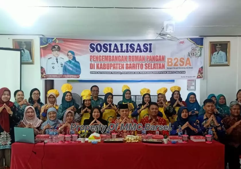 Pj.Bupati Barsel H. Deddy Winarwan dan Ketua TP-PKK Kab.Barsel Hj.Erna Ardiani foto bersama usai Sosialisasi Rumah Pangan B2SA di Kel. Buntok Kota (Foto:JN)
