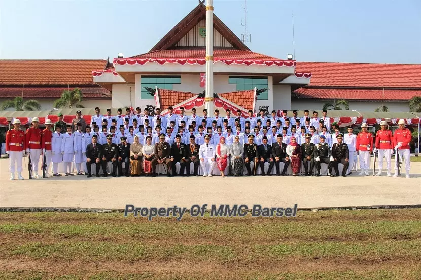 Pj.Bupati Barsel H.Deddy Winarwan dan Ketua TP. PKK Kab. Barsel Hj.Erna Ardiani serta unsur Forkopimda  bersama Anggota Paskibraka Kab.Barsel tahun 2023 usai melaksanakan tgugas pengibaran Bendera Merah Putih (Foto:R1/Elz4/Dien/JN)