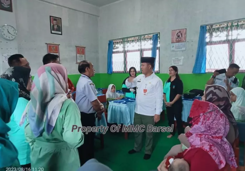 Pj.Bupati Barsel H.Deddy Winarwan mendapatkan penjelasan dari Kadis Kesehatan Kab.Barsel Daryomo Sukiastono terkait pelaksanaan  pemberian vaksin (Foto:HN2R)