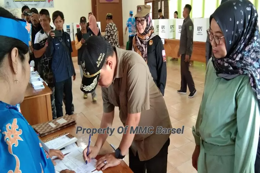 Pj. Bupati Barsel H. Deddy Winarwan dan Isteri Hj. Erna Ardiani Palupi mendaftar pada Petugas KPPS (Foto:JN/SNH/EN)