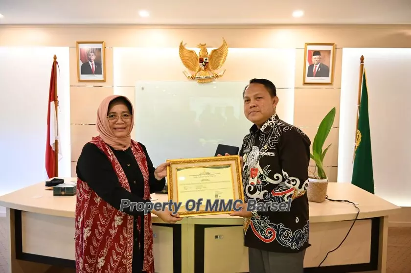 Kepada Kepala Pusat Perlindungan Varietas Tanaman dan Perizinan Pertanian (PPVTPP) Kementerian Pertanian RI Leli Nuryati   MenyerahkanSertifikat tanda daftar varietas bunga Anggrek Hitam Kep[ada   Pj. Bupati Barsel H. Deddy Winarwan 