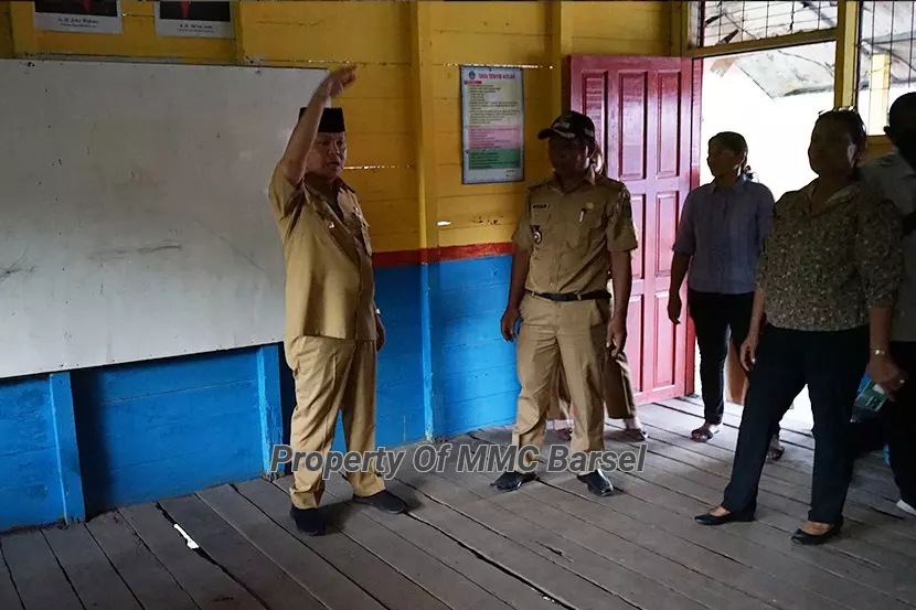 Penjabat Bupati Barito Selatan Bersama Jajaran saat Meninjau Gedung  Sekolah Dasar (SD) di Desa Pararapak Bawah dan di Desa Danau Jutuh