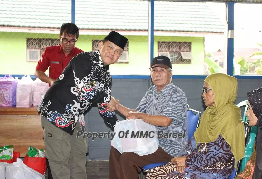 Pj.Bupati Barsel H. Deddy Winarwan menyerahkan Bantuan Sembako kepada warga kurang mampu di Desa Baru (Foto:ELZ4/JN)
