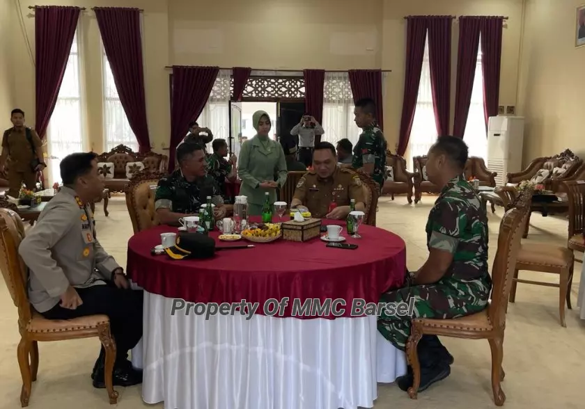 Danrem 102/Pjg 102/Pjg Brigjen TNI Iwan Rosandriyanto saat ramah tamah dan diterima Sekda Kab. Barsel Edy Purwanto di Rujab Bupati Barsel (Foto:JN/SNH)
