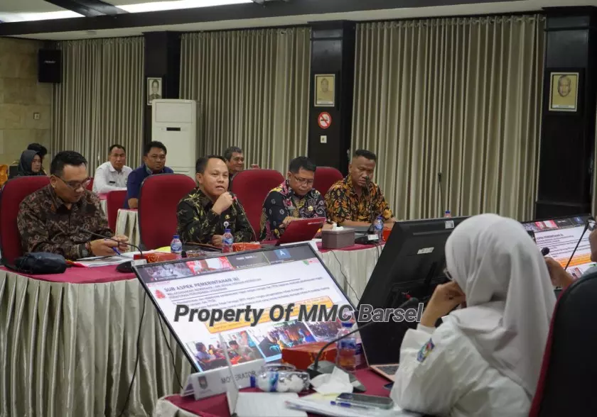 Pj. Bupati Barsel H. Deddy Winarwan didampingi Sekda Kab.Barsel Eddy Purwanto, Kepala Bappeda Kab. Barsel Jaya Wardhana serta Kepala BPKAD Kab. Barsel A.Akmal Huesin saat Menyampaikan laporan di hadapan Tim Evaluator (Foto:Dok)