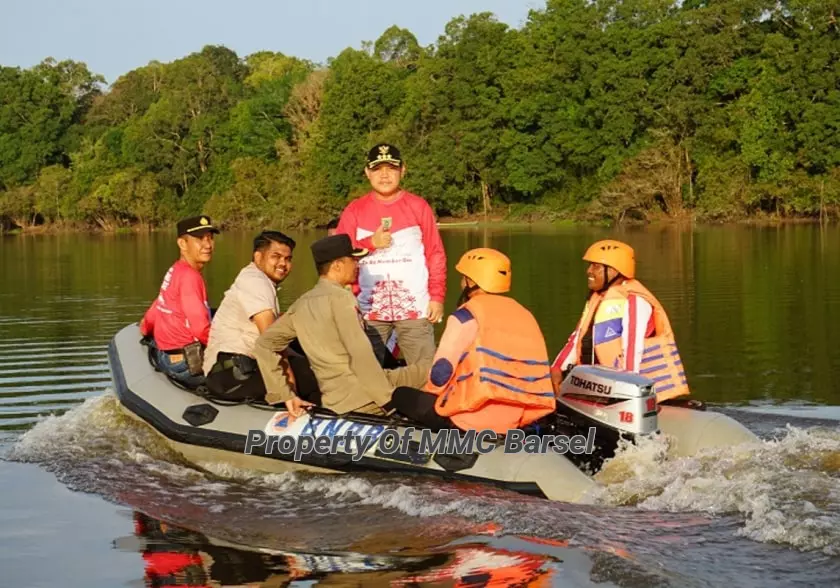Pj.Bupati Barsel H. Deddy Winarwan saat berada di tengah-tengah Danau Sadar (Foto:Dien/R1/HN2R)