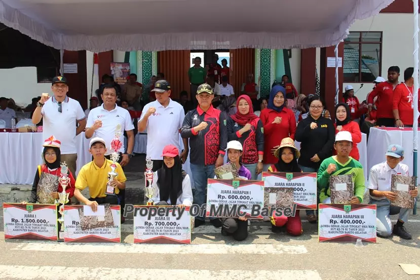 Penjabat Bupati Barito Selatan, Pj. Ketua TP-PKK Kab. Barsel beserta Forkopimda dan Juara Lomba Gerak Jalan Foto Bersama