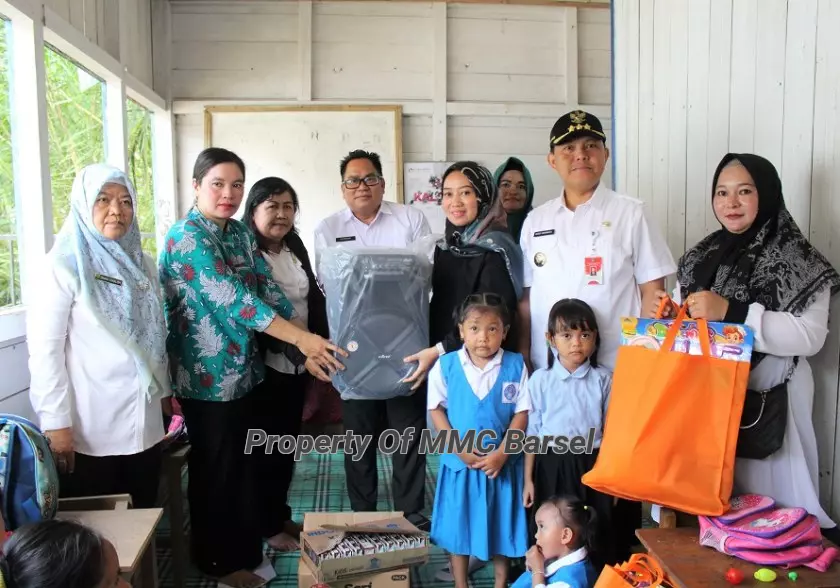 Ketua TP-PKK Kab. Barsel Hj. Erna Ardiani didampingi Pj. Bupati Barsel H.  Deddy Winarwan saat menyerahkan bantuan untuk TP-PKK Desa Patas II (Foto:ELZ4/JN)
