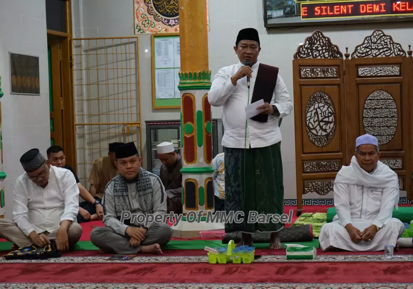 Wagub Kalteng H. Edy Pratowo memberikan sambutan usai mengikuti sholat subuh berjama'ah keliling bersama Pj.Bupati Barsel H. Deddy Winarwan. (Foto:Zal)