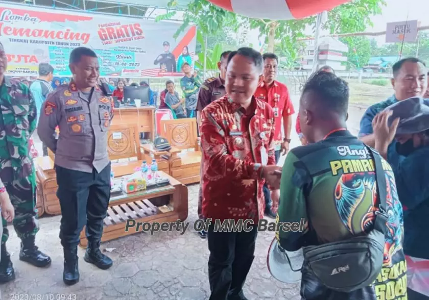 Pj.Bupati Barsel H. Deddy Winarwan menyerahkan secara simbolis alat pancing kepada peserta lomba (Foto:HN2R)