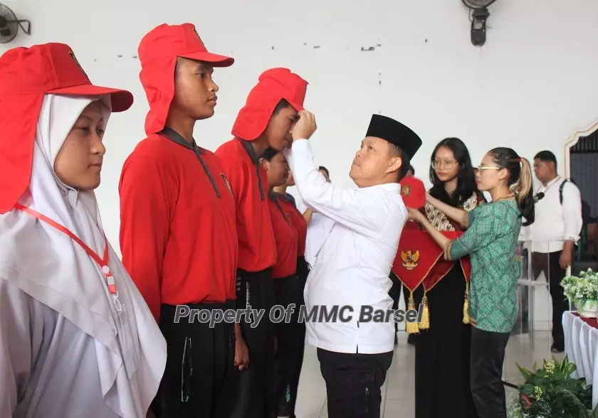 Pj. Bupati Barsel H. Deddy Winarwan memasangkan Topi kepada peserta Diklat sebagai tanda dimulainya diklat calon Paskibraka Kab.Barsel Tahun 2023 (foto :JN)