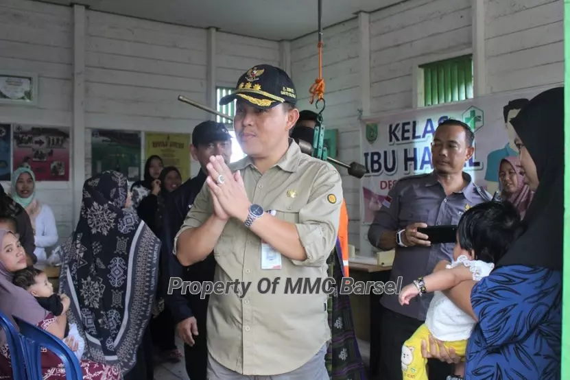 Penjabat (Pj) Bupati Barsel Deddy Winarwan mengunjungi kegiatan posyandu di Desa Tabatan