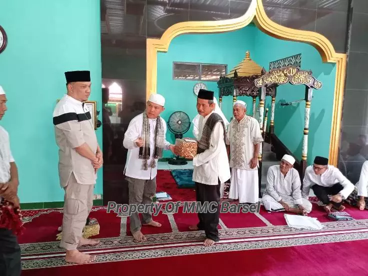 Penjabat (Pj) Bupati Barito Selatan Juga menyerahkan bantuan untuk pembangunan mesjid