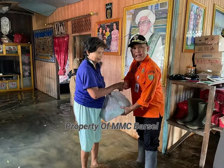 Pj. Bupati Barsel H. Deddy Winarwan saat Menyerahkan Bantuan Sembako secara simbolis kepada warga Desa Muara Ripung. (Foto:Tim)