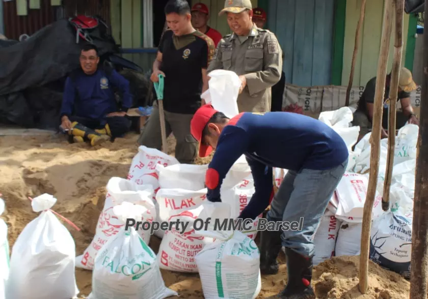 Pengisian Pasir ke Dalam Karung oleh Petugas Gabungan (Foto:dok)