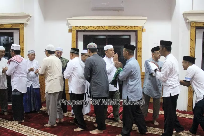 Pengajian Asy Syifa diakhiri seluruh jamaah bersalaman dengan Pj.Bupati Barsel H. Deddy Winarwan (Foto:JN)