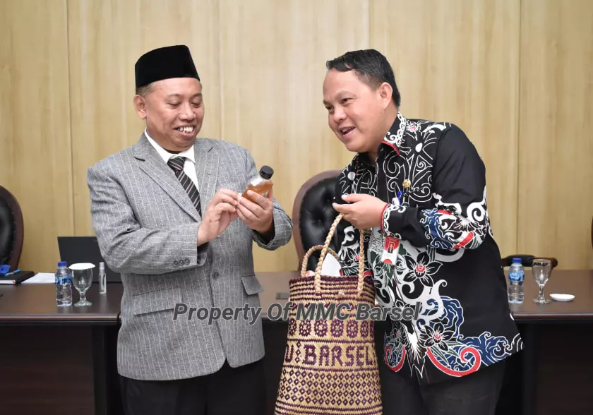 Pj.Bupati Barsel H. Deddy Winarwan menyerahkan Cindera MAta berupa MAdu Hutan khas Barsel Kepada Rektor Unsoed Akhmad Sodiq (Foto:R1)