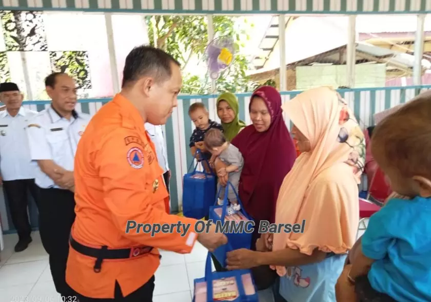 Pj. Bupati Barsel H. Deddy Winarwan menyerahkan Bantuan Sembako secara simbolis kepada warga kurang mampu serta Susu dan Makanan Tambahan (Foto:HN2R)