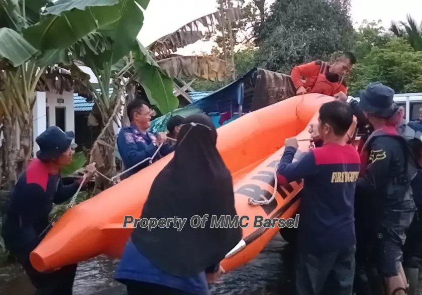 BPBD KAb. Barsel menurunkan Perahu Karet di Titik Banjir Desa Lembeng (Foto:dok)