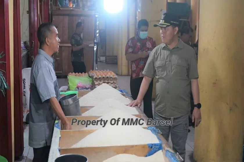 Pj.Bupati Barsel H. Deddy Winarwan Berbincang dengan Pedagang Beras di Pasar Beringin Buntok