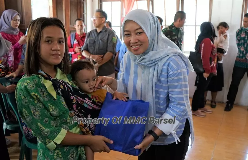 Ketua TP.PKK Kab.Barsel Hj. Erna Ardiani Palupi Menyerahkan Bantuan Susu dan Makanan Tambahan secara Simbolis kepada Warga Desa Dangka Kec. Dusun Selatan (Foto:JN/EN/SNH)