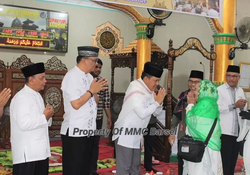 Pj. Bupati bersalam-salaman dengan Jamaah Haji Kabupaten Barito Selatan